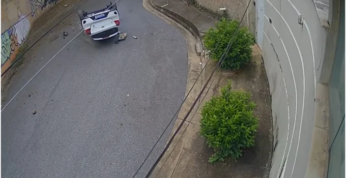 Vídeo: Carro despenca de viaduto de 5 metros em BH após motorista se distrair com filho