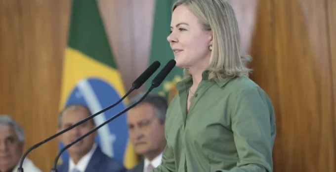 Gleisi Hoffmann minimiza reuniões de Lula com banqueiro do Master e atuação de Lewandowski