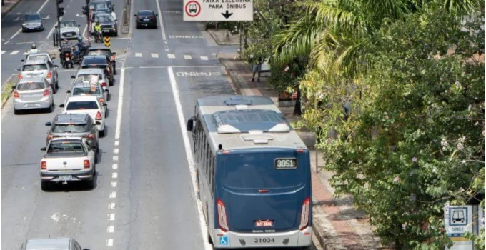 Faixas exclusivas de ônibus entram em operação na Savassi, em BH, nesta quinta-feira (29)