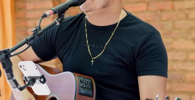 Cantor mineiro de São Francisco é confundido com agressor e sofre ataques virtuais em MG