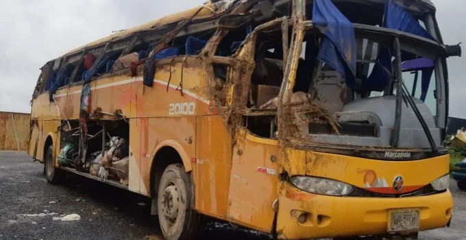 Vítimas de grave acidente com ônibus de Alagoas seguem internadas em Montes Claros após uma semana