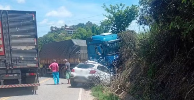 Motorista morre em grave colisão entre carro e carreta bitrem na MGC-265, entre Mercês e Rio Pomba
