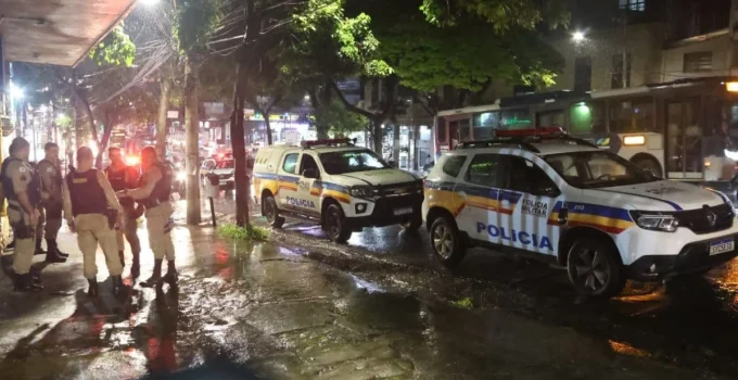 Homem de 29 anos é preso após aplicar 'mata-leão' e roubar bolsa de idosa de 75 anos na Avenida Amazonas, em BH