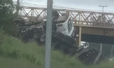 Carreta tomba e causa congestionamento quilométrico na Via Expressa em Contagem, sentido BH