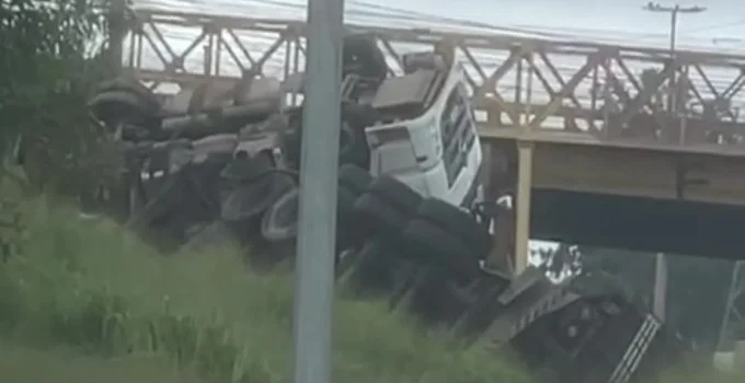 Carreta tomba e causa congestionamento quilométrico na Via Expressa em Contagem, sentido BH