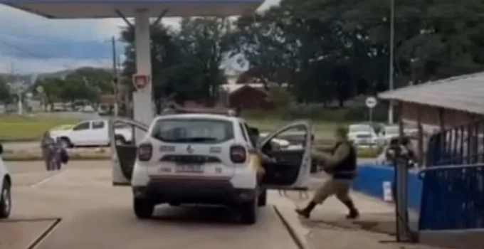 Vídeo Chocante em Patrocínio: Motociclista Agredido e PM Ferido em Abordagem que Viraliza em MG