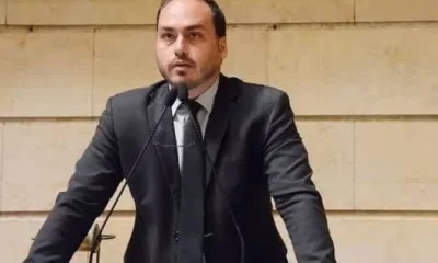 Carlos Bolsonaro culpa Mauro Cid por "destruição de famílias" após visitar pai em presídio