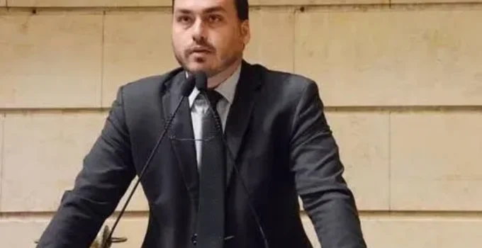 Carlos Bolsonaro culpa Mauro Cid por "destruição de famílias" após visitar pai em presídio