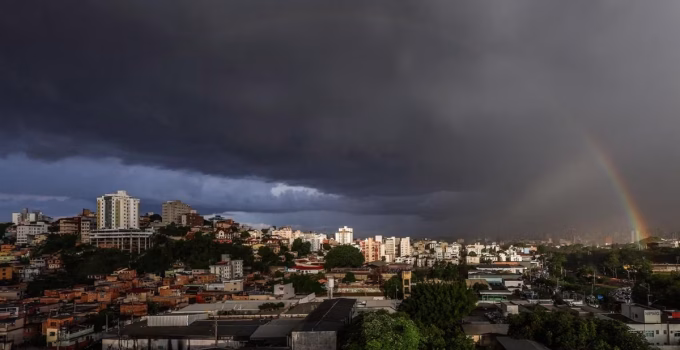Chuva forte atinge Belo Horizonte e Região Metropolitana neste domingo; previsão indica mais precipitações