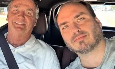 Carlos Bolsonaro diz que pai está 'abatido e soluçando' na prisão e culpa ex-ajudante de ordens de Bolsonaro