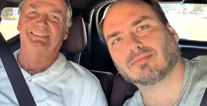 Carlos Bolsonaro diz que pai está 'abatido e soluçando' na prisão e culpa ex-ajudante de ordens de Bolsonaro