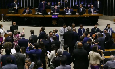 Deputados gastam R$ 238 milhões em 2025 com cota parlamentar; autopromoção lidera despesas