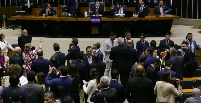 Deputados gastam R$ 238 milhões em 2025 com cota parlamentar; autopromoção lidera despesas