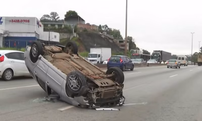 Carro capota e causa engavetamento no Anel Rodoviário de BH, gerando quilômetros de lentidão