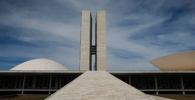 Oposição protocola pedido de CPI do Banco Master com mais de 280 assinaturas