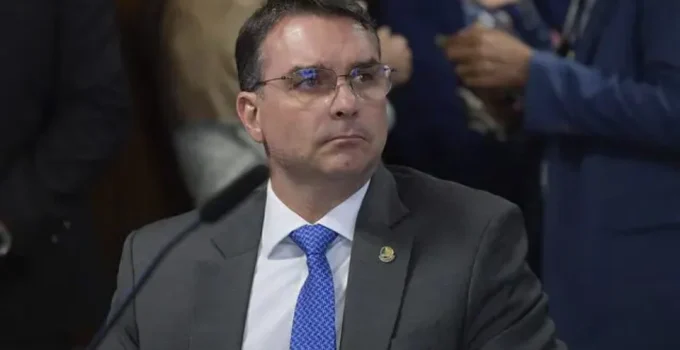 Flávio Bolsonaro é alvo de pedido de convocação em CPMI sobre fraudes no INSS