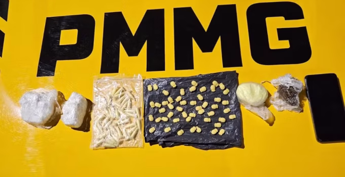 Motociclista é preso com 50 comprimidos de MDA, cocaína e skunk na MG-353, destino seria estudante em Rio Pomba