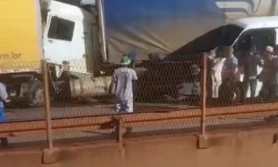 Batida entre carretas e micro-ônibus causa interdição total na Fernão Dias, sentido BH, e gera 5 km de lentidão