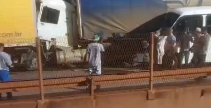 Batida entre carretas e micro-ônibus causa interdição total na Fernão Dias, sentido BH, e gera 5 km de lentidão