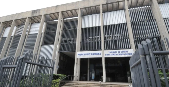 Justiça de Minas suspende escolas cívico-militares e determina fim do modelo em 2026