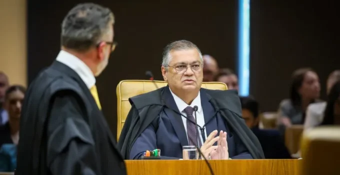 Dino dá 60 dias para Três Poderes zerarem "penduricalhos" salariais