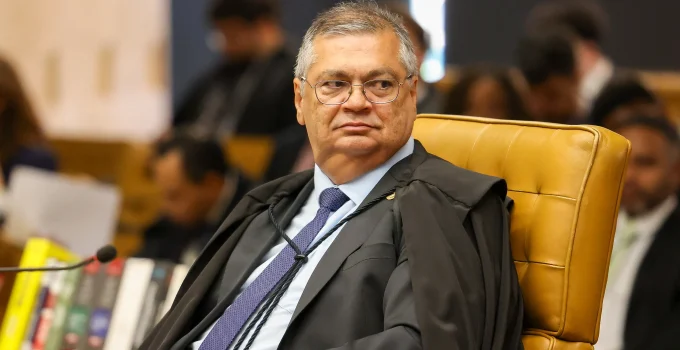 Dino suspende verbas 'penduricalhos' dos Três Poderes para cumprir teto constitucional