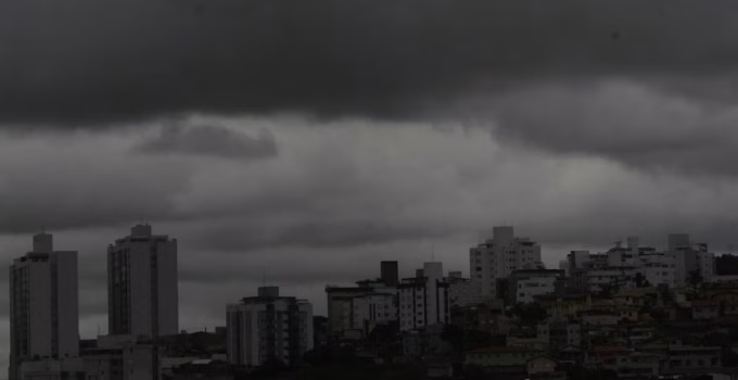 Fim de semana chuvoso em BH: Inmet alerta para volumes de até 80mm e risco de transtornos