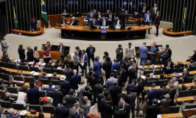 Deputados tentaram estender privilégios salariais a 580 funcionários da Câmara