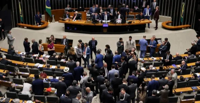 Deputados tentaram estender privilégios salariais a 580 funcionários da Câmara