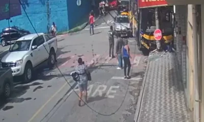 Ônibus escolar desgovernado atinge seis veículos e um poste em Santa Luzia, na Grande BH; ninguém se feriu