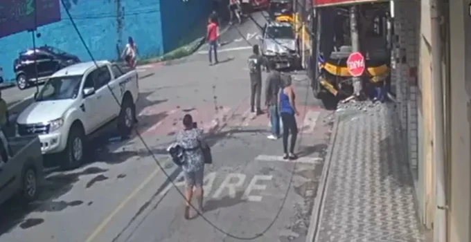 Ônibus escolar desgovernado atinge seis veículos e um poste em Santa Luzia, na Grande BH; ninguém se feriu