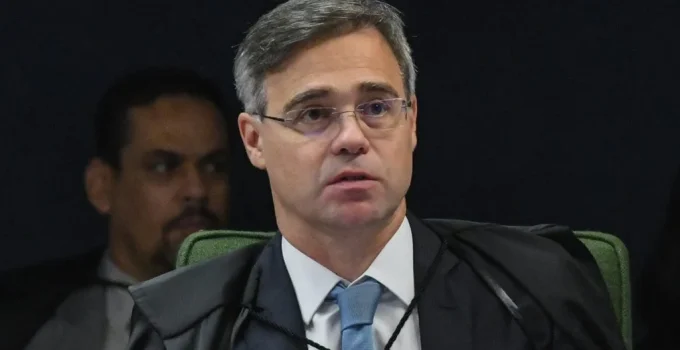 Mendonça vota contra emendas de Eduardo Bolsonaro e Ramagem, mas com fundamentação distinta de Dino