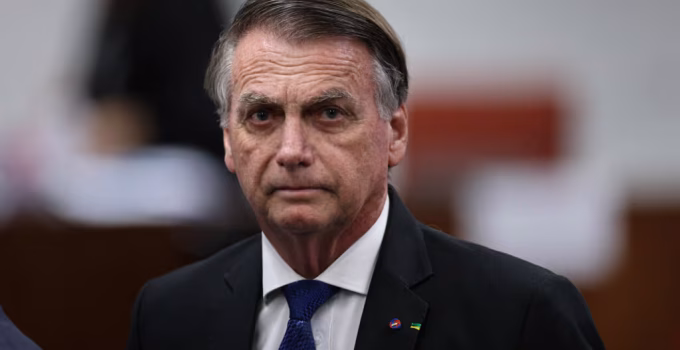 Defesa de Bolsonaro contesta laudo da PF e questiona compatibilidade de prisão com saúde