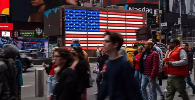 Crescimento populacional dos EUA desacelera a ritmo histórico: Imigração restrita e envelhecimento da população acendem alerta econômico