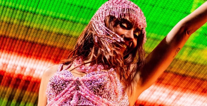 Sob Chuva Forte, Anitta Eletriza Multidão na Esplanada do Mineirão com Show de Hits e Música Inédita