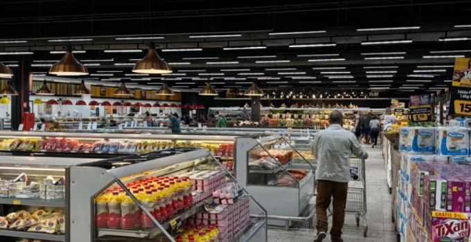 Supermercados do Vale do Aço Garantem Funcionamento Durante o Carnaval, Exceto em Data Específica
