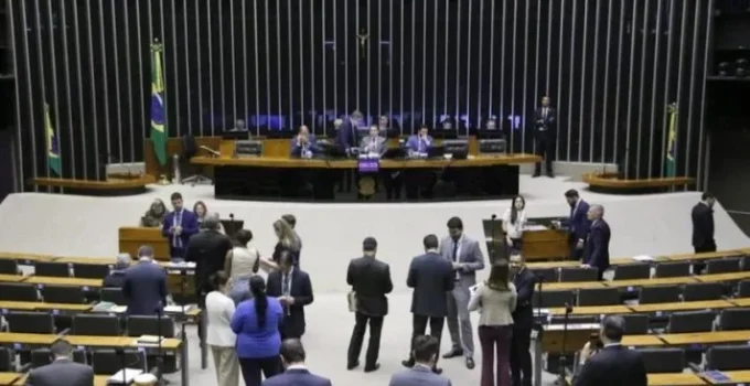 Oposição barra urgência de projeto que criaria órgão para regular redes sociais