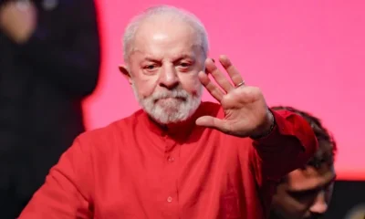 Justiça Federal rejeita ações contra escola de samba que homenageia Lula