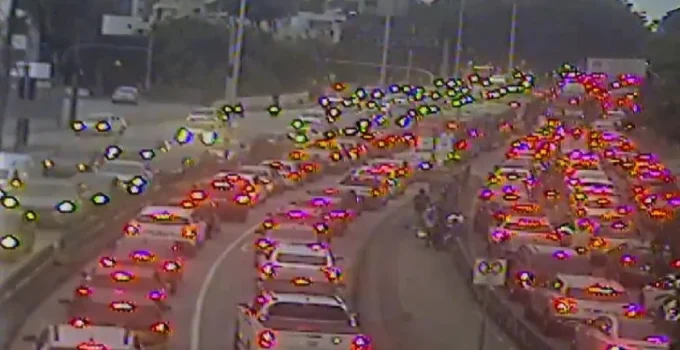 Manifestação no Belvedere causa caos no trânsito de BH e agrava transtornos do Carnaval