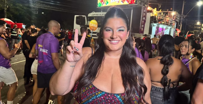 Arrastão do Hott: Bruna Lipiani homenageia Marília Mendonça em trio elétrico e convoca foliões em BH