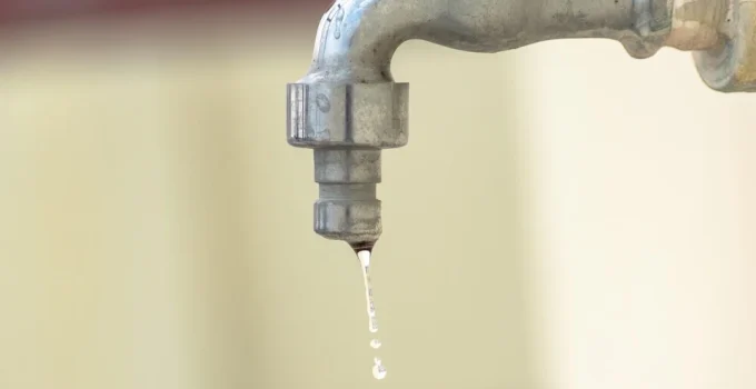 Alerta em BH: Abastecimento de água interrompido em dezenas de bairros nesta quinta-feira (12)