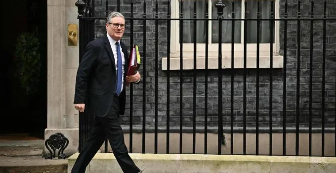 Premiê do Reino Unido, Keir Starmer, enfrenta crise sem precedentes e pode cair em fevereiro