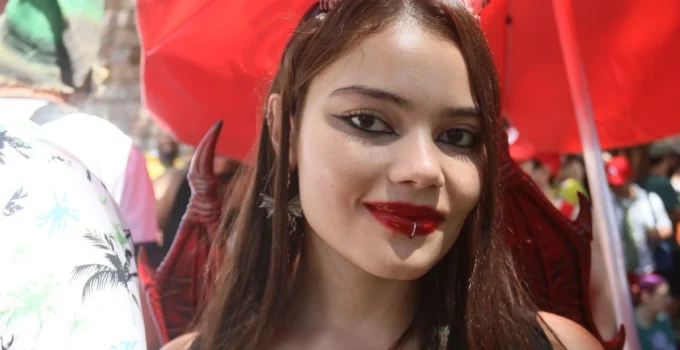 Carnaval BH: Foliões gastam mais de R$ 5 mil em fantasias e perdem até 4 kg em cortejos temáticos