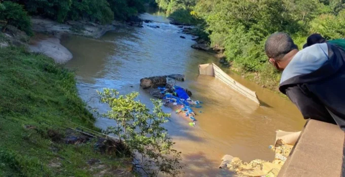 Tragédia na Região Central de Minas: Caminhão cai de ponte na MG-262 e motorista morre afogado