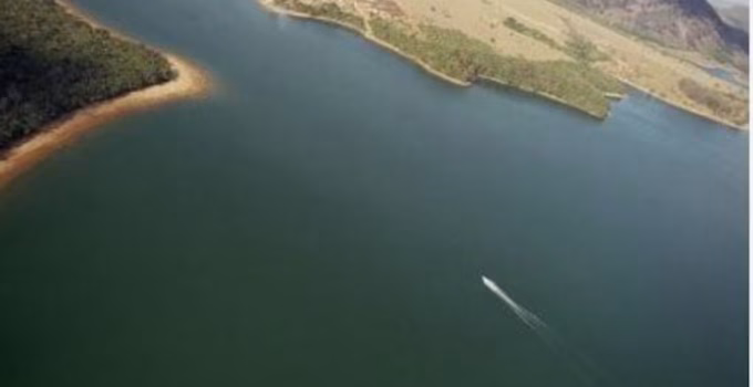 Homem é encontrado morto em carro que caiu em rio na MG-167, entre Três Corações e São Tomé das Letras