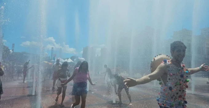 Carnaval 2026 em BH: Sol Forte e Multidões Marcam o Início da Folia com Diversidade e Crítica Social