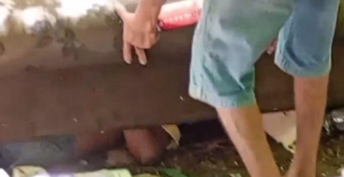 Mulher é encontrada morta em sofá abandonado em matagal de Nova Serrana, MG; corpo apresentava sinais de agressão