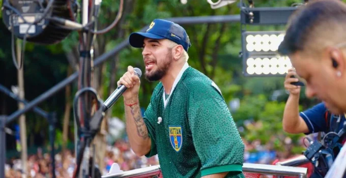 Nattan presta homenagem a Ronaldo Fenômeno em bloco de Carnaval no Centro de BH