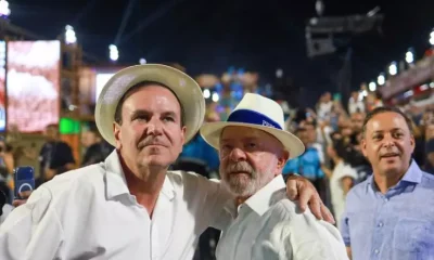 Agentes da PF 'orientam' grupo com camisas da Seleção por críticas a Lula na Sapucaí