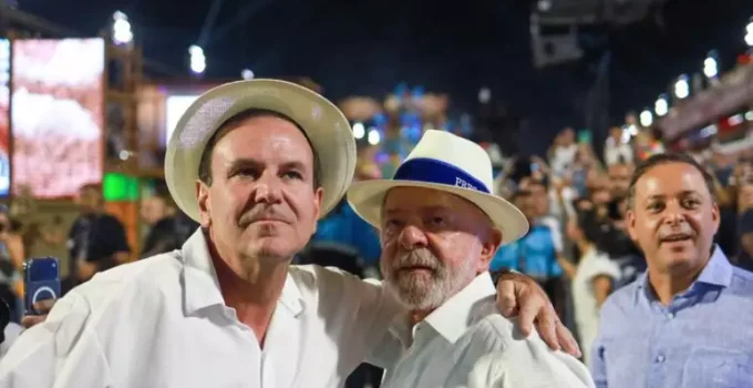 Agentes da PF 'orientam' grupo com camisas da Seleção por críticas a Lula na Sapucaí